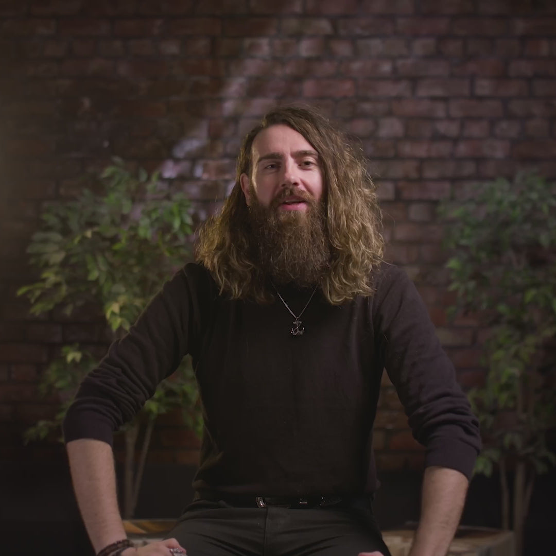 The video is an introduction to the 90-day beard challenge, presented by Adam Brown. The speaker acknowledges that between days three and four, people often forget their routine, skip a day, or let it slip. He advises viewers not to be that person, to keep it simple, and to keep going. The key to the routine is using "beard booster" in the morning and "beard cream" at night. The speaker emphasises that every day counts and to keep at it.
